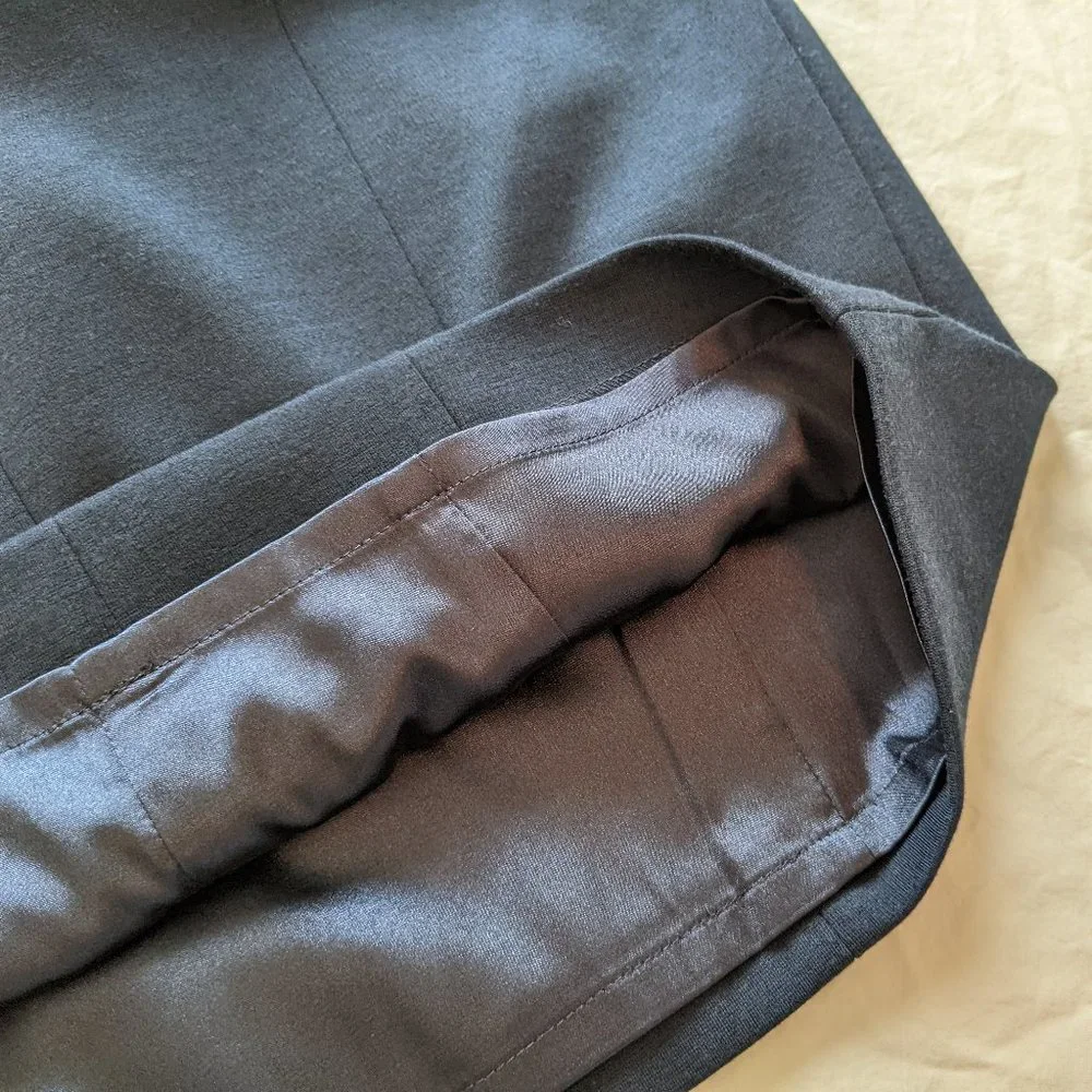 EUC Tahari Sleek Fitted Navy Pencil Skirt in Size 6
